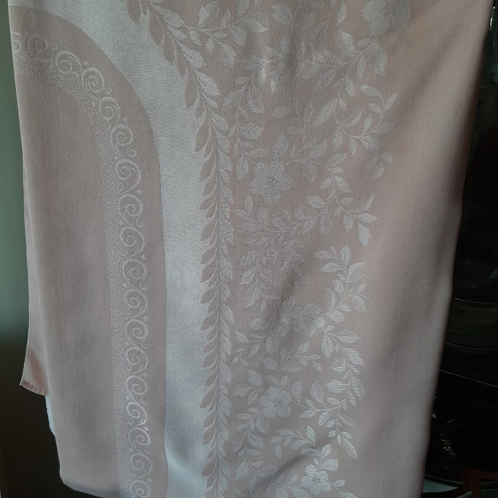 Vtg Damask Pastel Pink Tablecloth and 6 Piece Napkin Set.